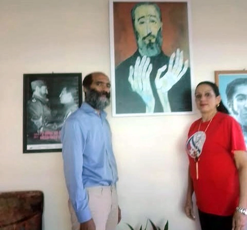 Michael Welch junto a delegada del Icap, Holguín