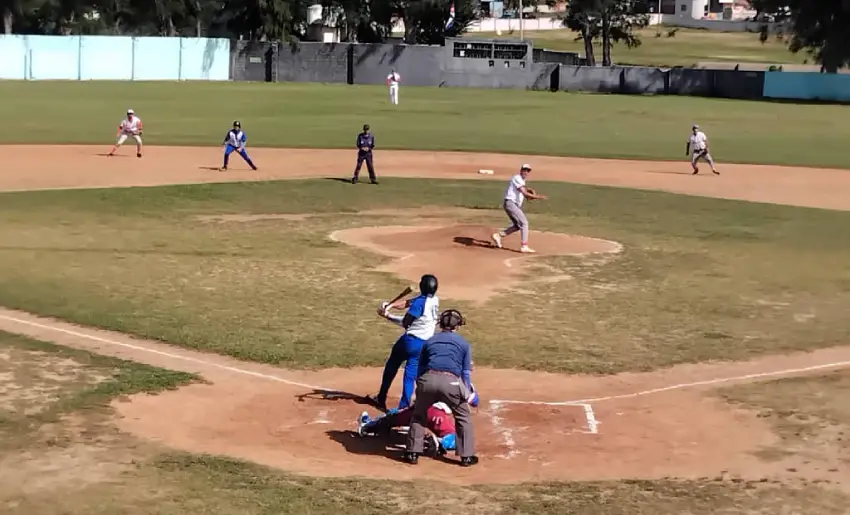 Mineros de Moa retarán a los Sultanes en semifinales de la pelota provincial