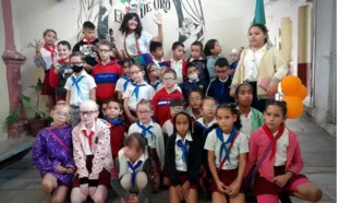 Niños en Holguín celebrando aniversario de la educación especial