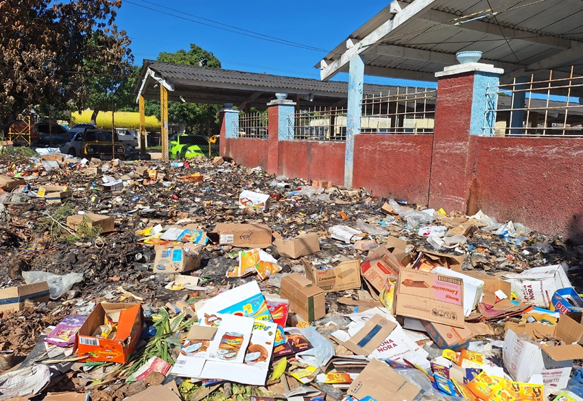 Acumulación de basura por comercio ambulante, Holguín