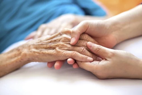 Distribuyen kit de evaluación sanitaria para adultos mayores 0