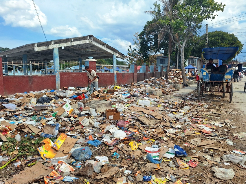 Contaminación por basura, comercio ambulante, Holguín