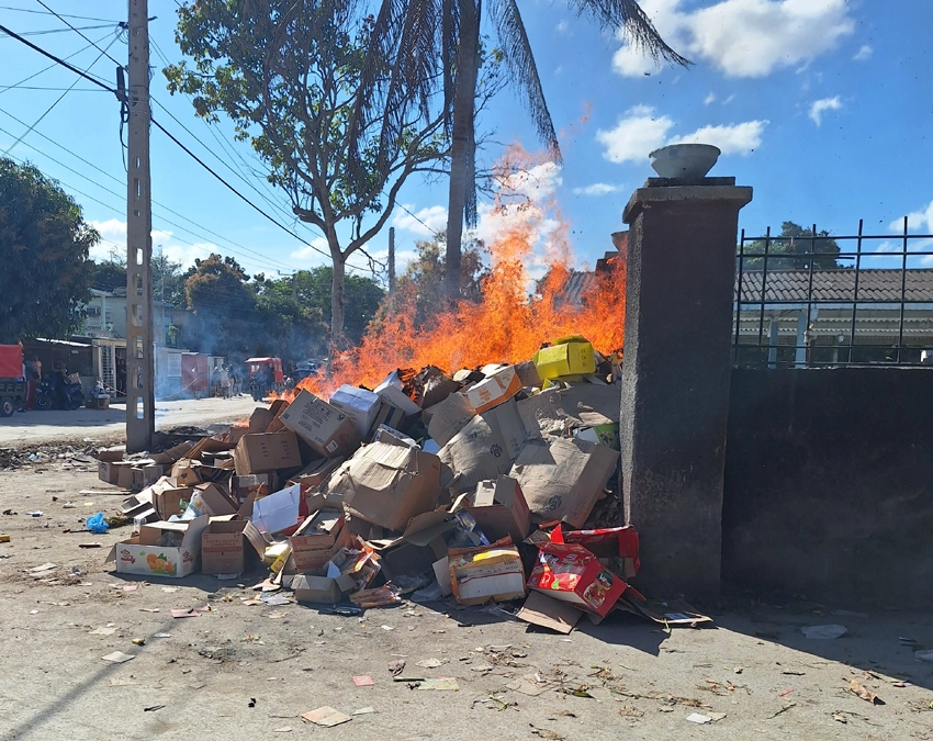 Quema de basura ilegal, desechos de comercio ambulante