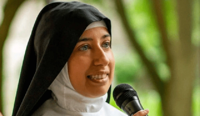 expulsan, monja, hermosura, Italia