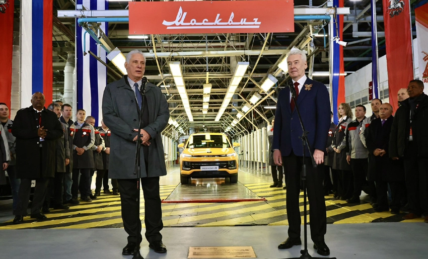 Presidente cubanao en fábrica de Moskvich, Moscú