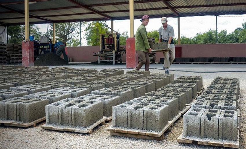 Producción de bloques, estudiantes de ETP, Holguín