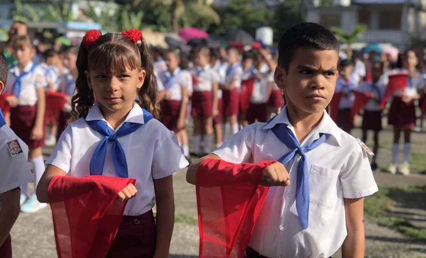 Ceremonia de cambio de atributos, pioneros en Holguín