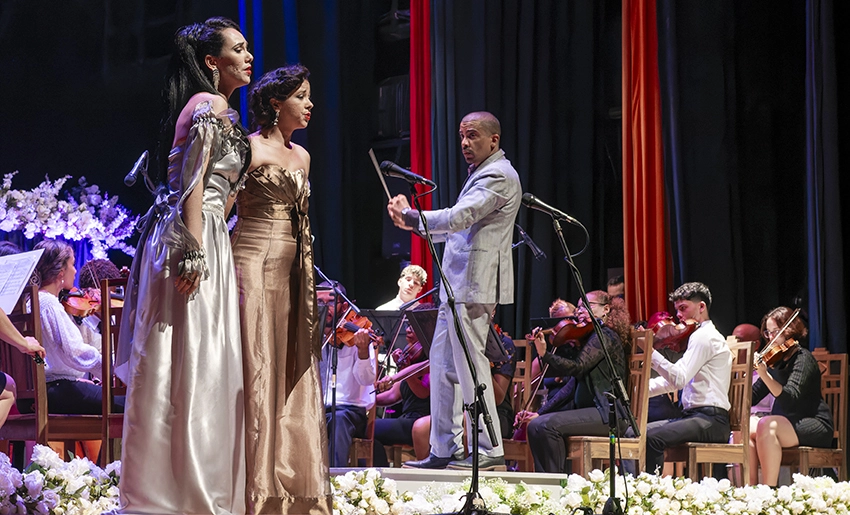 Graduación de soprano, Holguín