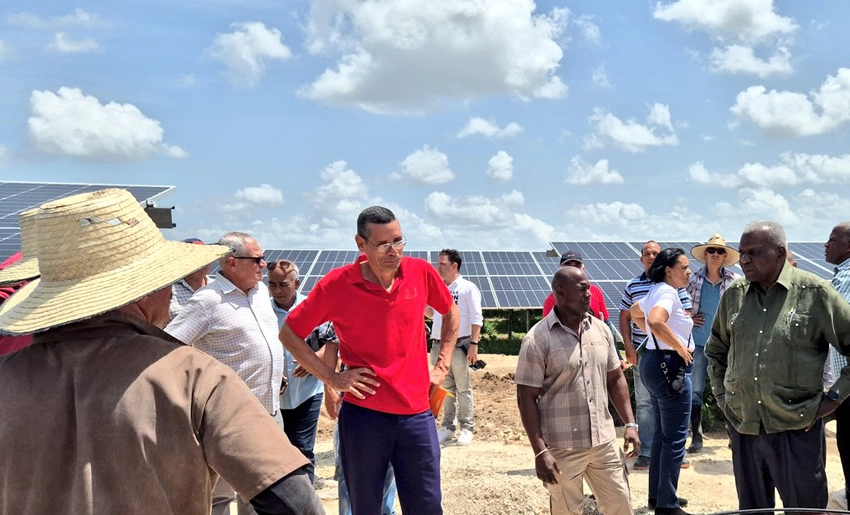 Esteban Lazo durante su visita a Holguín