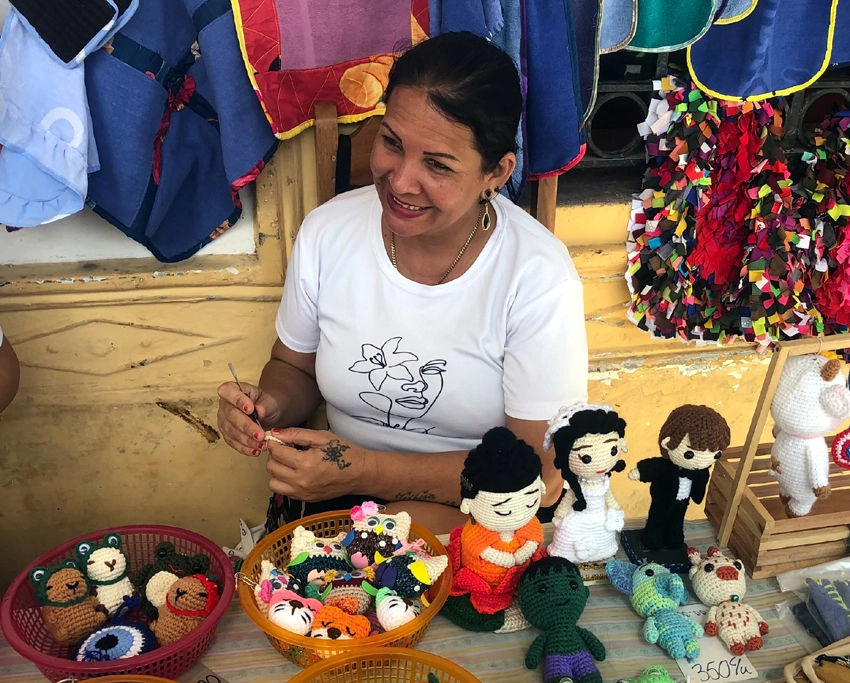 Artesana miembro del proyecto Orígenes, Holguín