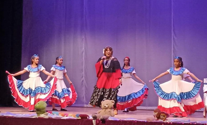 Pequeños artistas junto a Lidis Lamorú