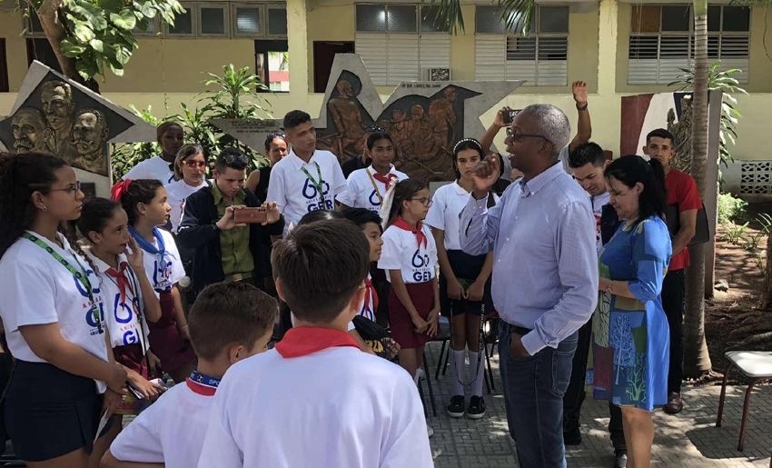 Joel Queipo Ruíz, primer secretario del PCC en Holguín junto a pioneros.