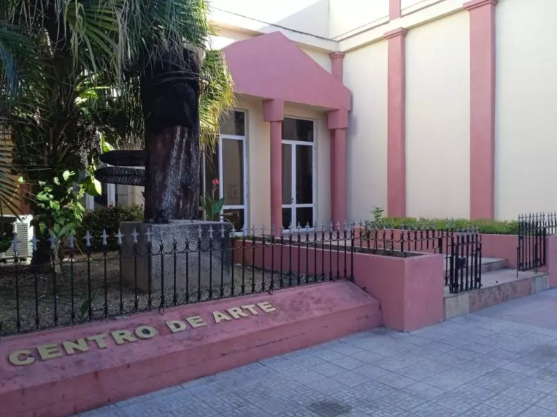 Salón de Artes Visuales, Holguín, espacio abierto, creatividad artística