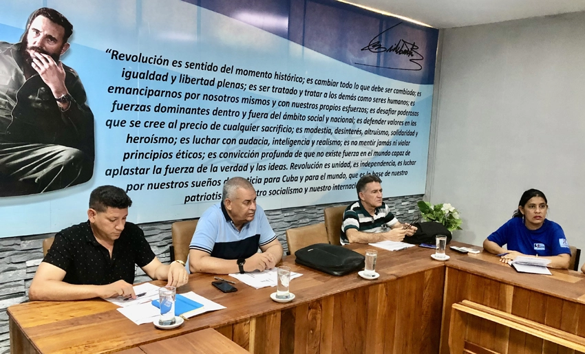 Reunión,preparativos del verano, Holguín