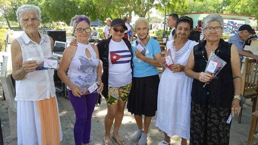 Soraya junto a abuelos de Cacocum