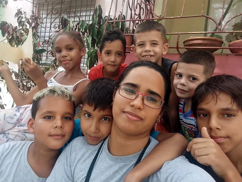 Claudia junto a niños en trabajo comunitario
