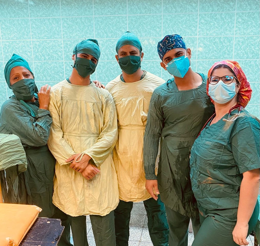 Equipo médico, artroscopía general de rodilla en hospital pediátrico, Holguín
