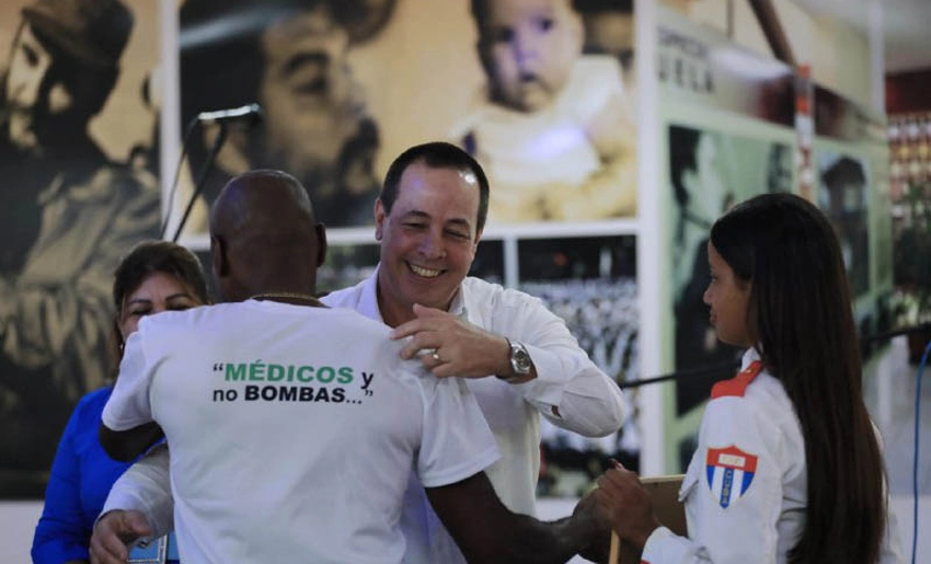 Reconocimiento a integrante de la Brigada Henry Reeve