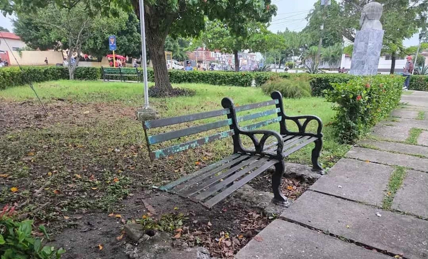 Banco en parque de Holguín