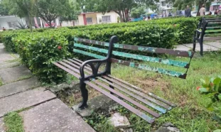 Banco roto, parques en Holguín
