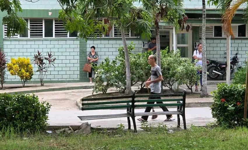 Banco roto en parques de Holguín