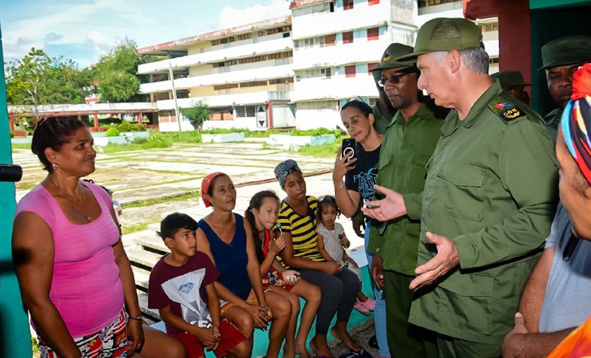 Díaz-Canel visita a evacuados en Holguín