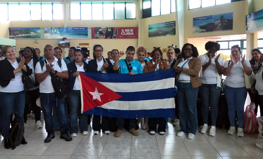 Educadores arriban a Holguín luego de misión en Honduras