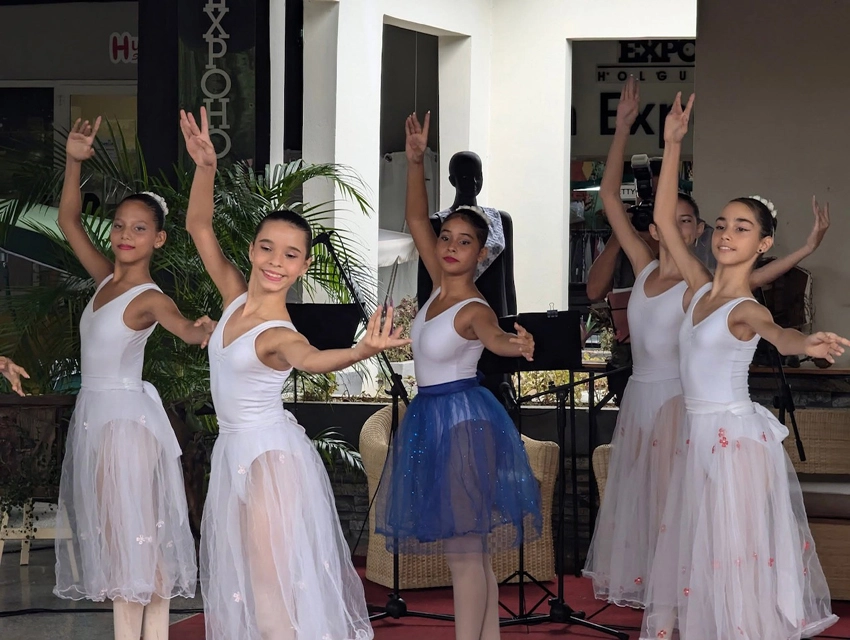 Gala inaugural de Iberoarte 2025 en Holguín