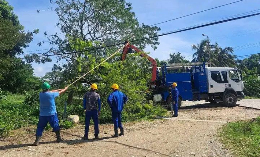 Labores de restauración servicios de Etecsa, Holguín