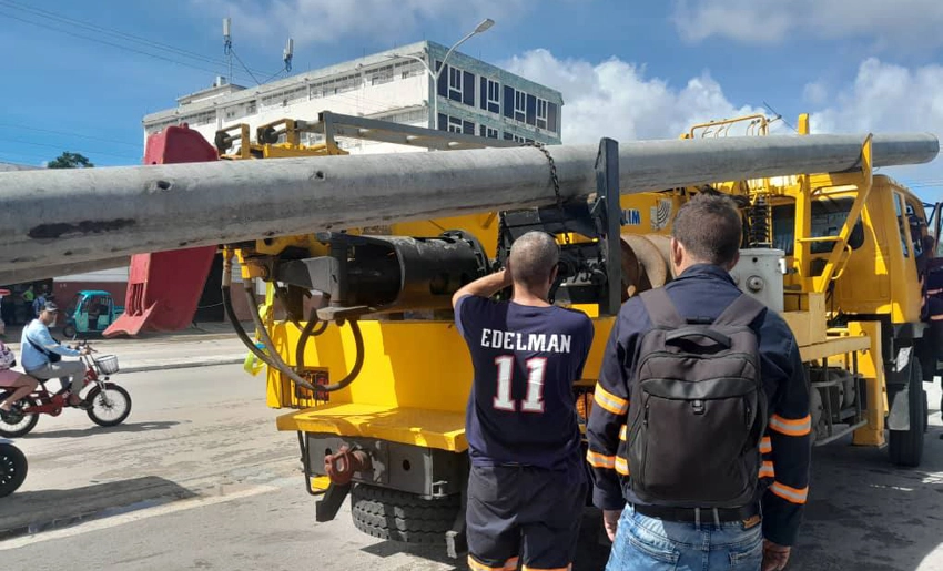 Restablecimiento de las redes eléctricas en Holguín