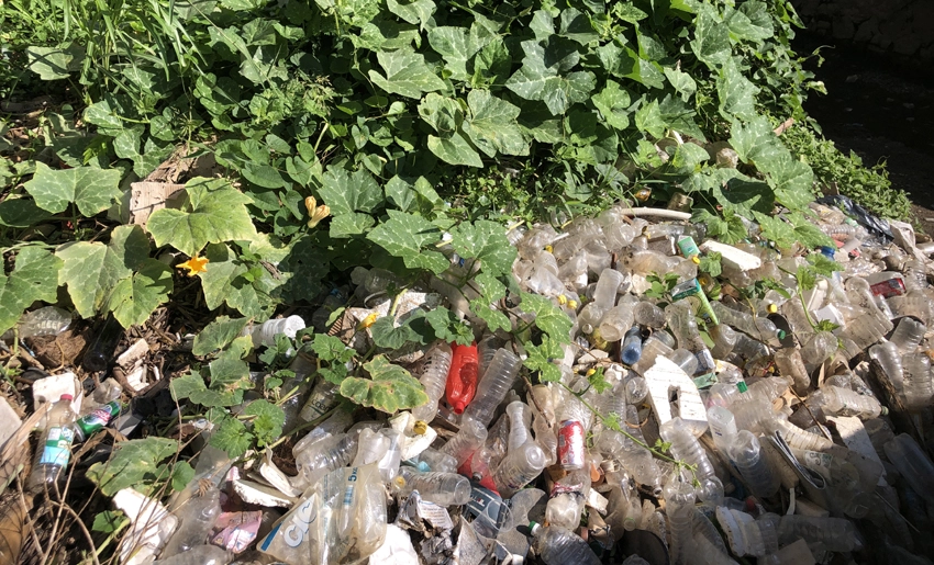 Río, pomos, contaminación