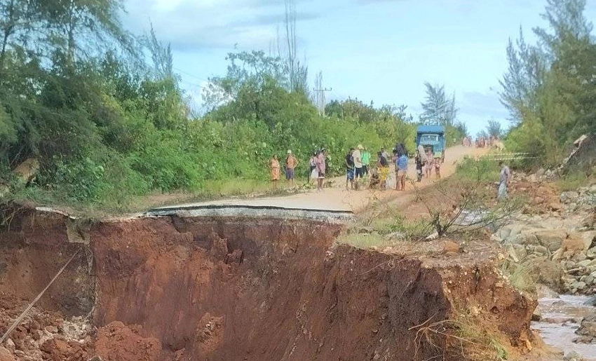 Socavón en carretera Moa-Baracoa