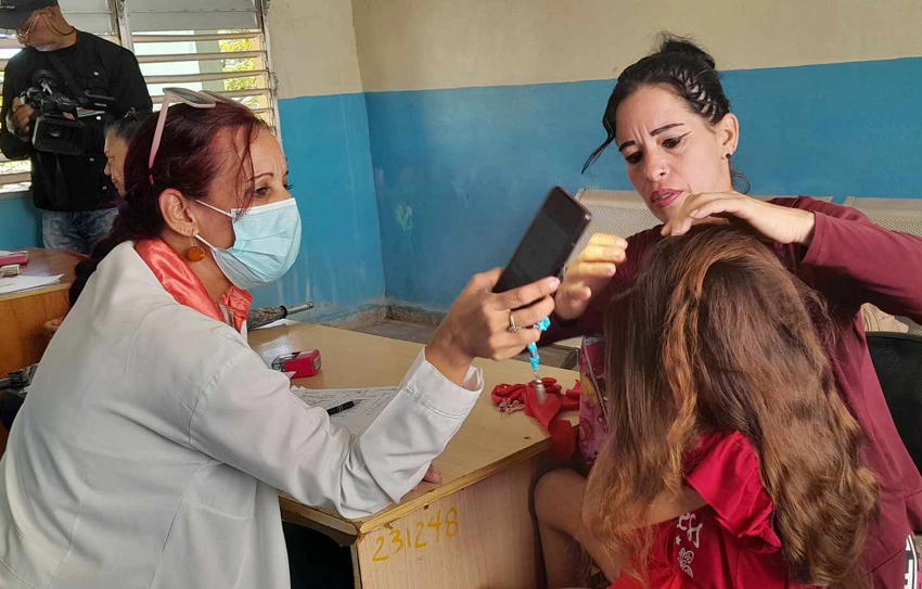 Consulta médica en Cacocum, Holguín tras el paso de Melissa