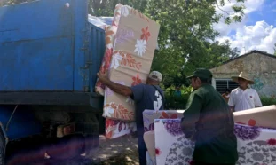 Entrega de colchones a damnificados por Melissa en Holguín
