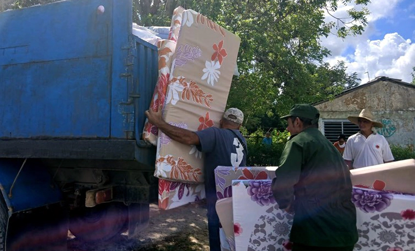 Entrega de colchones a damnificados por Melissa en Holguín