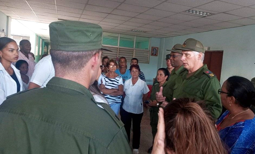 Díaz-Canel con trabajadores de la salud en Sagua de Tánamo, Holguín