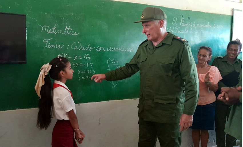 Díaz-Canel con pionera holguinera