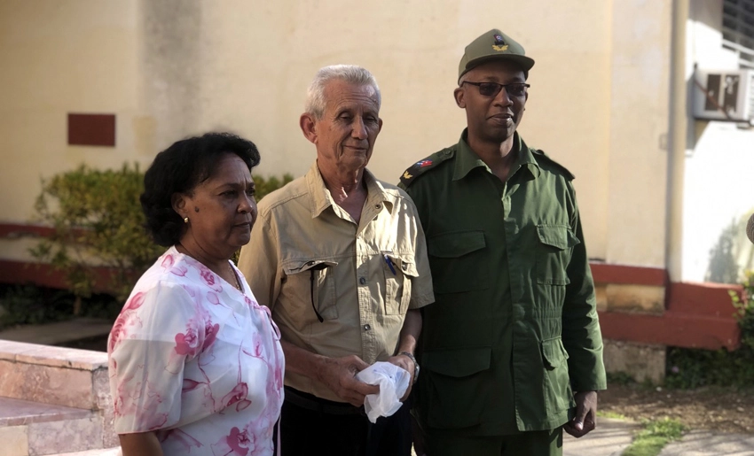 Reconocimiento a profesor de la escuela del PCC, Holguín