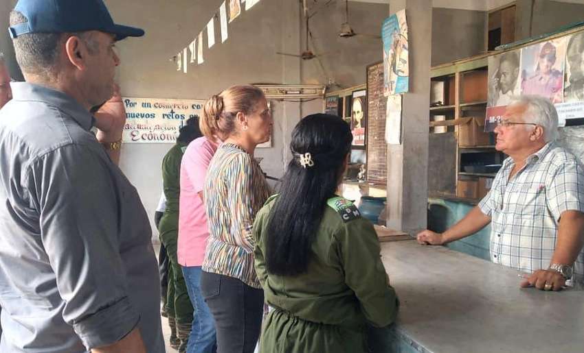 Recorrido de ministra del MINCIN en Holguín