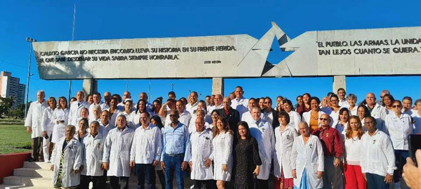 Acto de condecoraciones en el Día de la Medicina Latinoamericana en Holguín