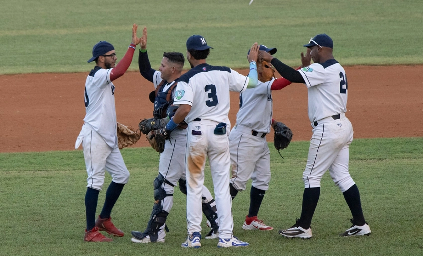 Victoria de Cachorros, Béisbol en Holguín