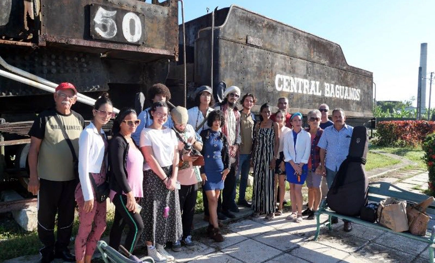 Participantes en eventoDel verso y de la miel en Báguanos, Holguín