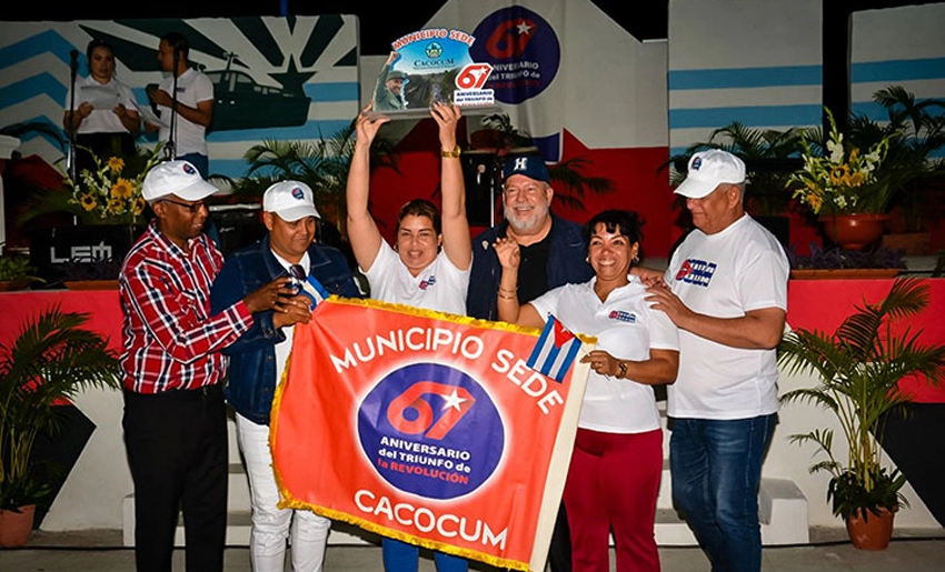 Acto por aniversario 67 de la Revolución en Holguín