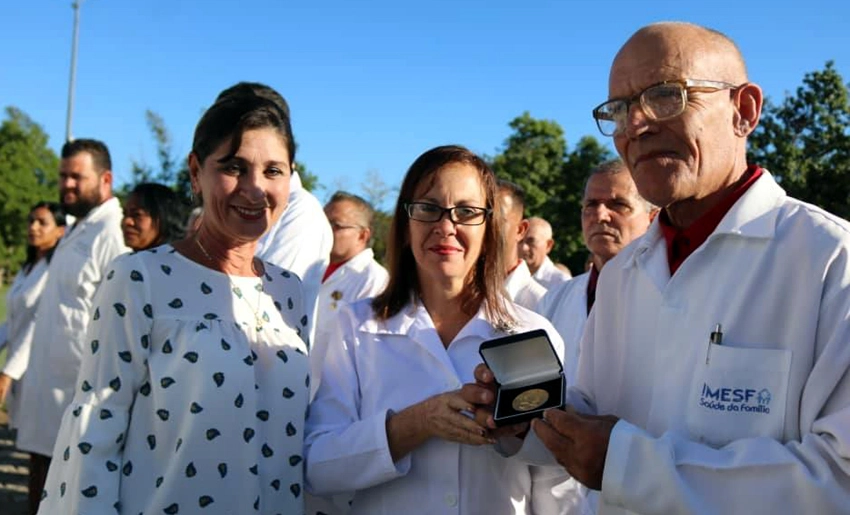 Reconocimiento en Día de la Medicina Latinoamericana en Holguín