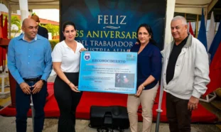 placa conmemorativa, Colectivo Centenario, Cervecería Bucanero, Holguín, liderazgo, industria alimentaria, Cuba, cervezas Bucanero, Cristal