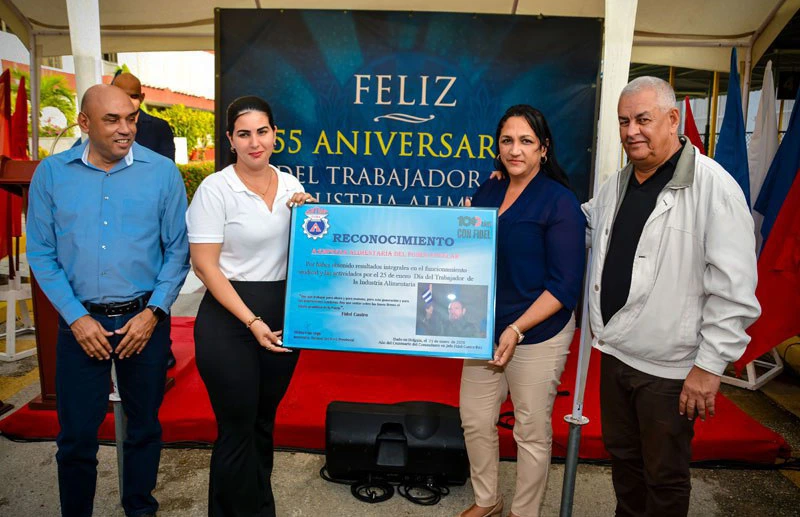 placa conmemorativa, Colectivo Centenario, Cervecería Bucanero, Holguín, liderazgo, industria alimentaria, Cuba, cervezas Bucanero, Cristal