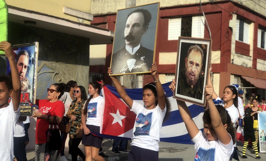 Desfile martiano en Holguín