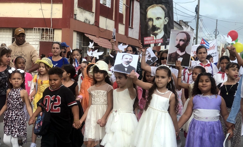 Desfile martiano en Holguín