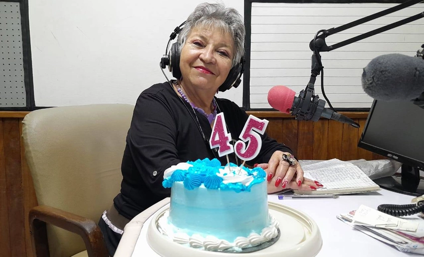 Enma García conductora del programa El especial de Sábado de la CMKO