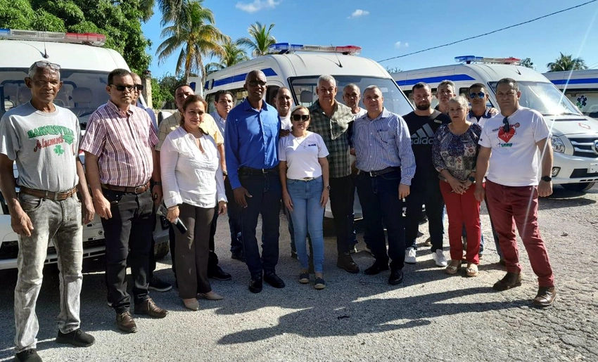 Autoridades de Holguín en entrega de ambulancias